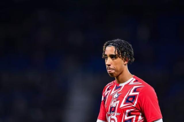 九游娱乐平台-皇马出2500万，曼联3倍爆杀，抢下合同年“新范戴克”